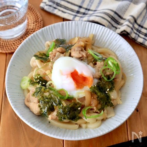 レンチンで完成！豚こま×温玉の韓国風スタミナうどん