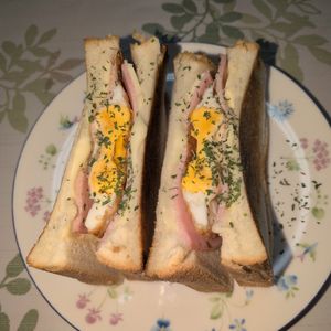 KUMIKOの作ってみた!投稿(フライパンで簡単カフェ風【とろけるハムチーズのホットサンド】)