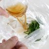 【ポリ袋で簡単】大根と大葉のだし酢漬けの工程2