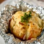 オーブンまかせで簡単！新玉ねぎのとろけるチーズグリル