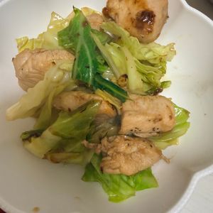 ゆーりの作ってみた!投稿(ワンパン10分！【鶏むね肉とキャベツの旨塩炒め】胡麻油香る♩)