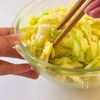 【美肌・便通改善】春キャベツとりんごのサラダの工程1