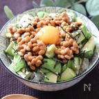 美味しすぎて朝からモリモリいけちゃう♡アボカド納豆卵ご飯