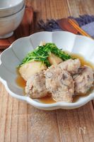 たっぷりきのこが決めて！＼きのこつくねの旨煮／