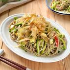 箸が止まらない意外な組み合わせ！バジルとかつお節の蕎麦サラダ
