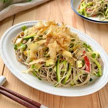箸が止まらない意外な組み合わせ！バジルとかつお節の蕎麦サラダ