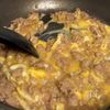 材料2つだけで作る「とろとろそぼろ丼」の工程3