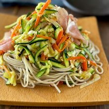 生ハムとシャキシャキ野菜のそばサラダ