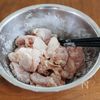 『揚げ鶏とれんこんの甘辛だれ』米粉でカリッ♪ご飯が進む☆の工程1