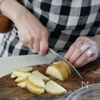 簡単で美味しい【新じゃがとブロッコリーのコンソメチーズ炒め】の工程1