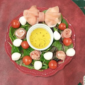 milkの作ってみた!投稿(クリスマスリースサラダ【包丁もまな板も使わない！】)