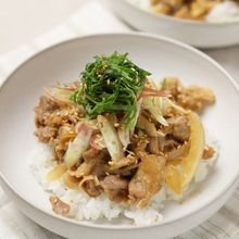 絶品すぎる大葉とみょうがの醤油麹豚丼