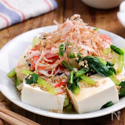 簡単美味しい節約サラダ『小松菜と豆腐とかにかまの和風サラダ』