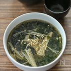 牛肉だしの素で本格派！えのきだけとわかめのスープ