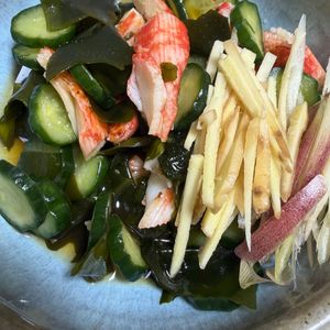 ゆっこの作ってみた!投稿(夏のさっぱり簡単副菜🎐焼きカニカマときゅうりの酢の物🤤)