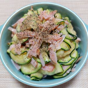 よっこの作ってみた!投稿(ズッキーニとハム《にんにく♡だしマヨサラダ》)