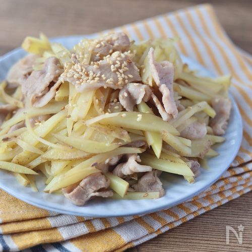 子どもが抱えて食べた【じゃがいもと豚バラ肉のせん切り炒め】
