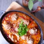 ＼並べて火にかけるだけ／チーズ入り肉団子の赤ワイン煮込み