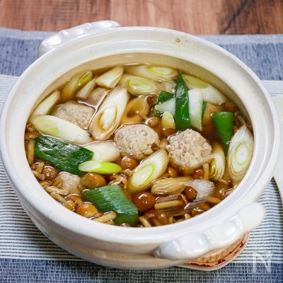 蓮根入り鶏団子となめこのねぎ鍋