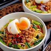 つるんと半熟ゆで卵がのったビビンバ風丼
