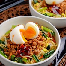 つるんと半熟ゆで卵がのったビビンバ風丼
