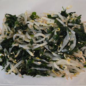 れみーの作ってみた!投稿(＼抱えて食べたい♪／もやしとわかめの簡単ナムル)