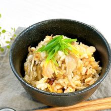 おかわり必至!バター醤油がウマい♡鮭と舞茸の炊き込みごはん