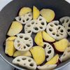 ほくほく×シャキシャキ！【さつまいもとれんこんの甘辛炒め】の工程2