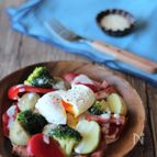 温野菜のチーズソースとポーチドエッグのせ