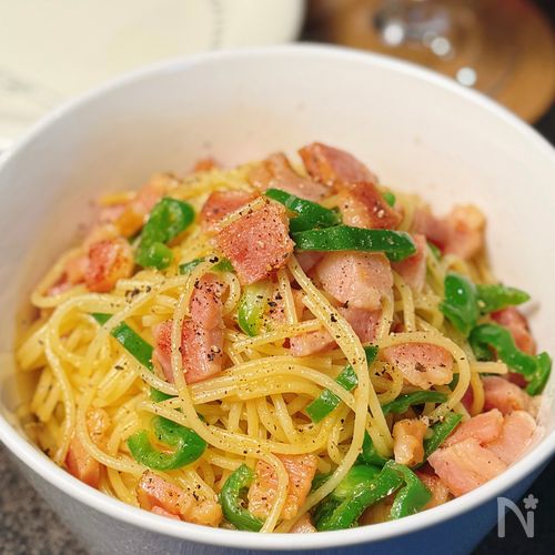 【ベーコンとピーマンのおつまみパスタ】にんにく香る和風味♪
