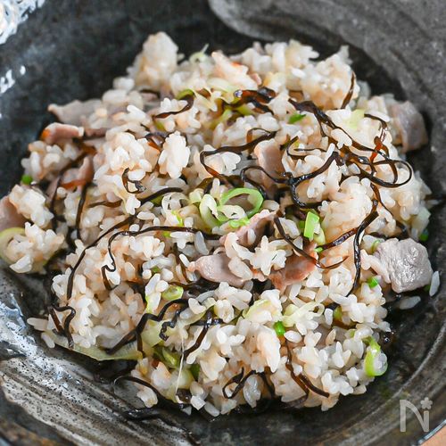 少ない材料でも味が決まる！豚肉と塩こんぶのチャーハン