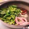 【小松菜ベーコンの和風ペペロンチーノ】ワンパンでラクすぎる!の工程1