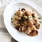 鶏肉ときのこのカシスソース