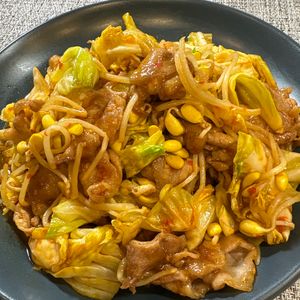 楽ラク手抜キッチン🐶🐾の作ってみた!投稿(回鍋肉風《もやしとキャベツのにんにく味噌炒め》)