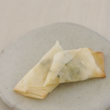 クリームチーズの春巻き　バジルソース仕立て