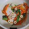 彩り豊か♪ちくわ小松菜にんじんの甘辛炒めの工程2