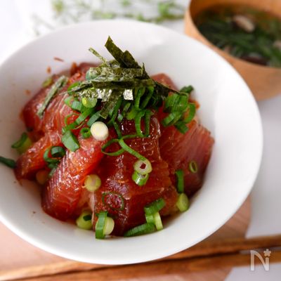 〈マグロの漬け丼〉半額マグロをレンジと15分で激ウマに変身！
