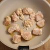 鶏むね肉と激安肉だんごで節約♪マヨ炒めの工程3