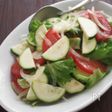 さっと和えるだけのシンプルサラダ、ズッキーニとトマトのサラダ