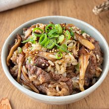 【牛ごぼうと舞茸の混ぜごはん】じゅわっと香るバター醤油
