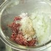 お弁当に♪甘辛だれのうずらの卵入り肉団子の工程2