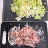 ご飯が進む!【鶏肉とキャベツのレモンペッパー炒め】コク旨♡の工程1