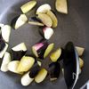 短時間でも旨みしっかり【なすとツナのトマト煮】の工程2