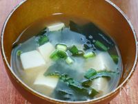 5分でできる♪ほっこり♡わかめと豆腐の味噌汁
