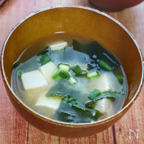 5分でできる♪ほっこり♡わかめと豆腐の味噌汁