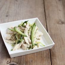 しっとり鶏むね肉がおいしい♪【ゆで鶏ときゅうりのねぎ塩だれ】