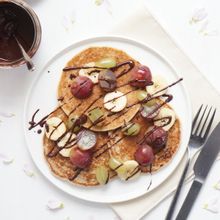ぶどうのせチョコソースがけパンケーキ