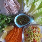 キヌアと蒸し鶏のタイ風レタス手巻き