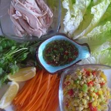 キヌアと蒸し鶏のタイ風レタス手巻き