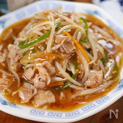 行列のできる中華屋さんの😋とろとろもやし炒め🤩🍺